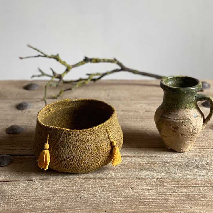 Woven decorative belly basket | Neutral / Mustard with tassels