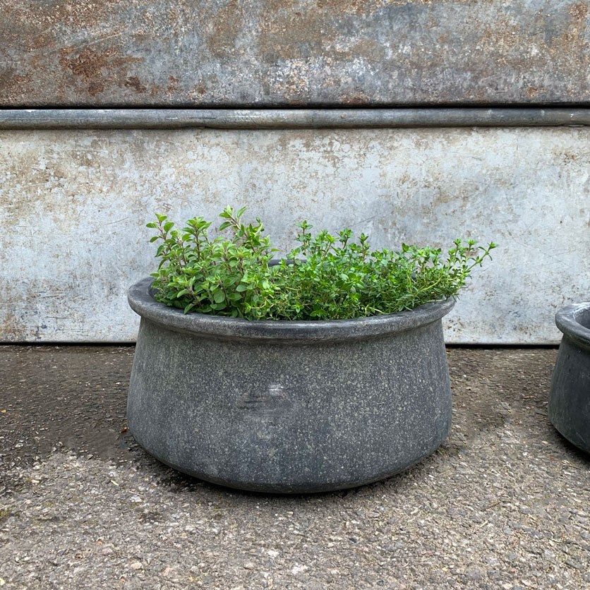 Medium round terracotta planter | Aged black