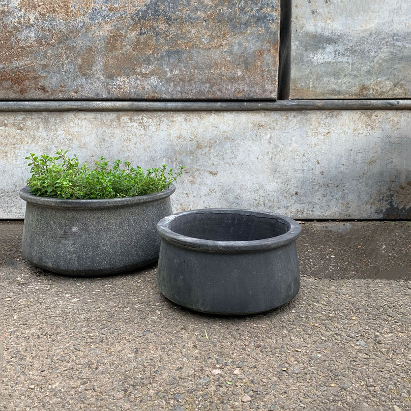 Small round terracotta planter | Aged black