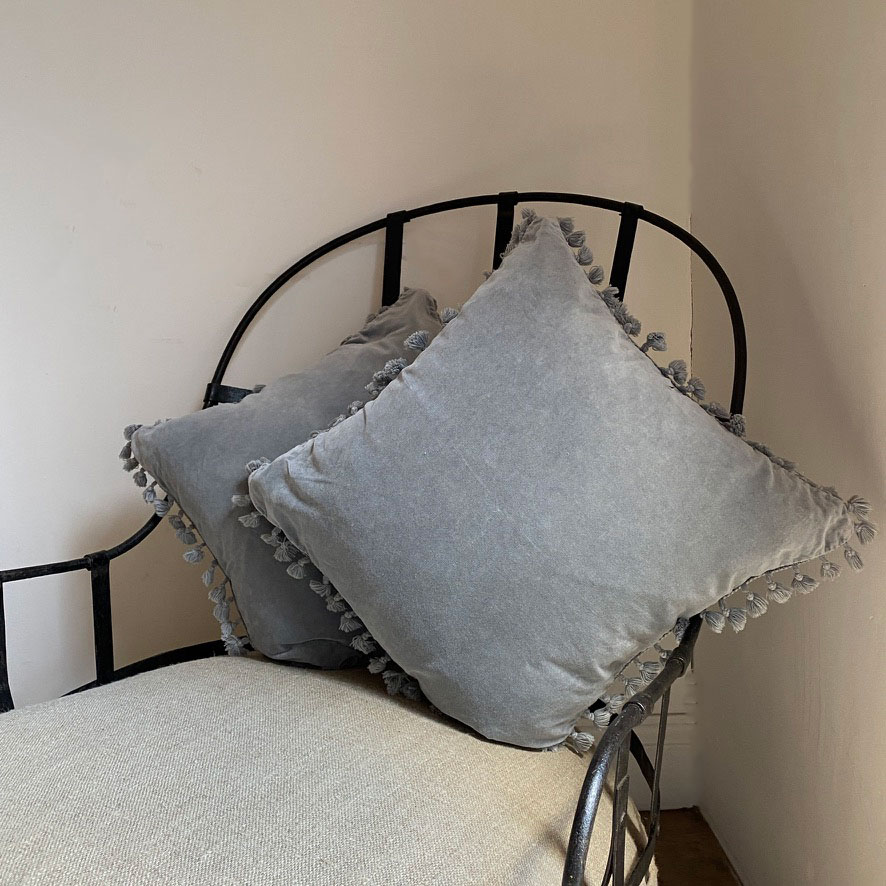 Grey cotton velvet cushion with tassel