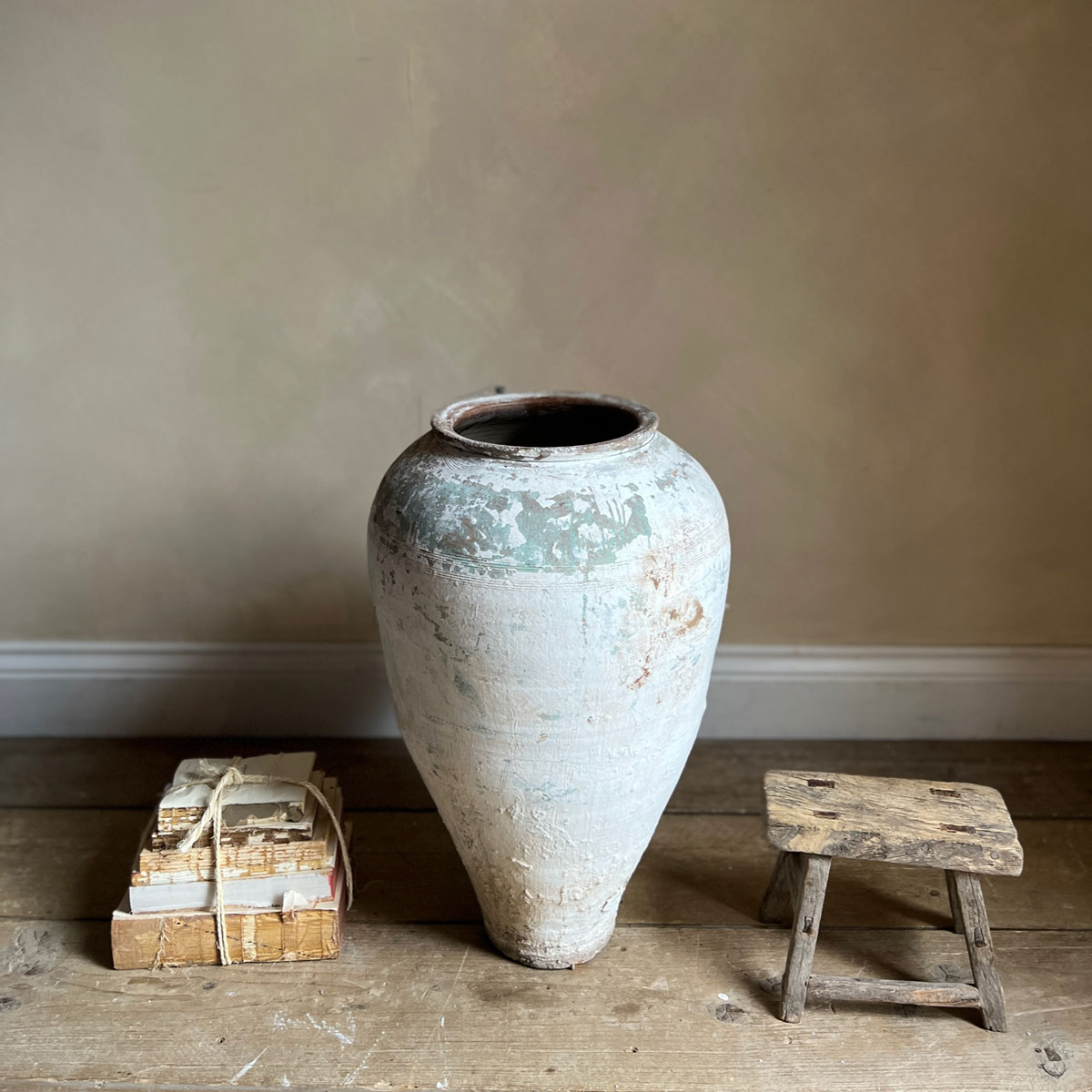 Mediterranean antique urn | Anders