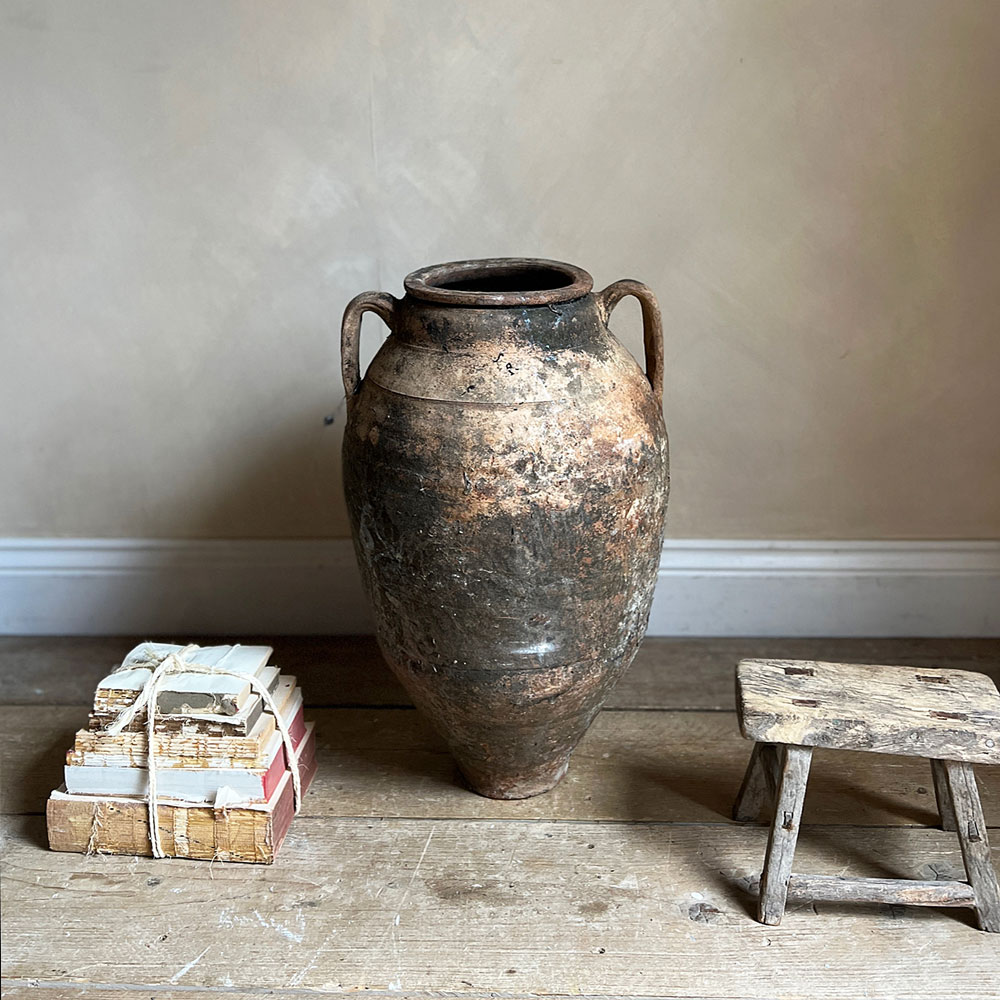 Mediterranean antique urn | Atlas