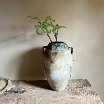 Mediterranean antique urn | Dimitri