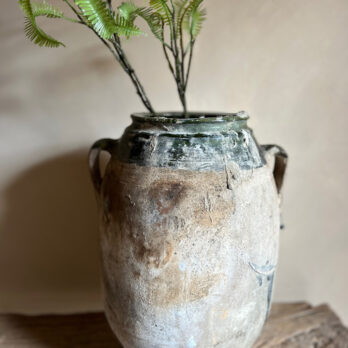 Mediterranean antique urn | Dimitri