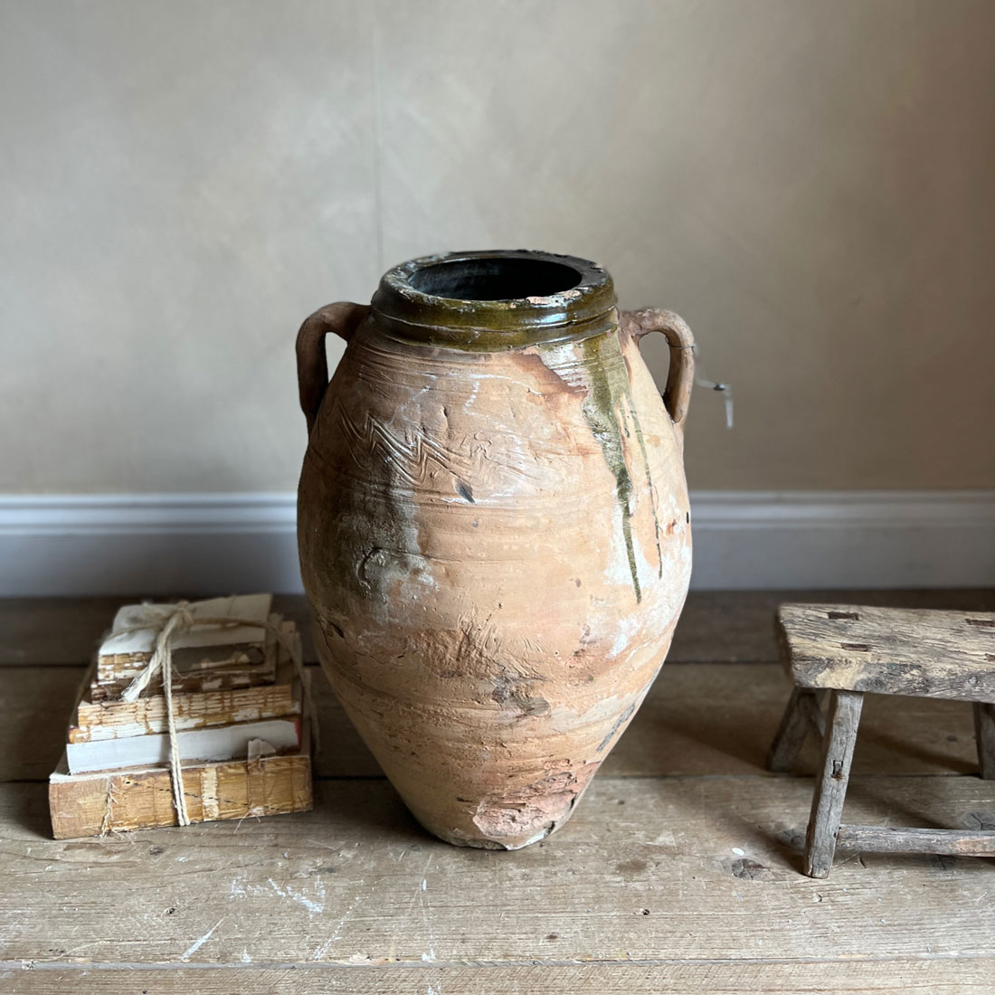 Mediterranean antique urn | Leander