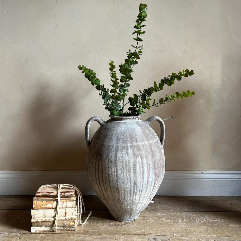 Mediterranean antique urn | Eugene