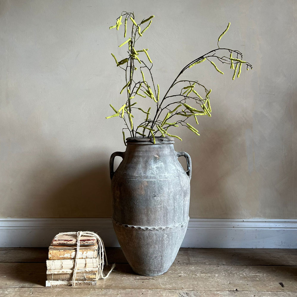Mediterranean antique urn | Apollo