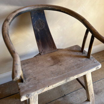 Antique horseshoe chair | Chun