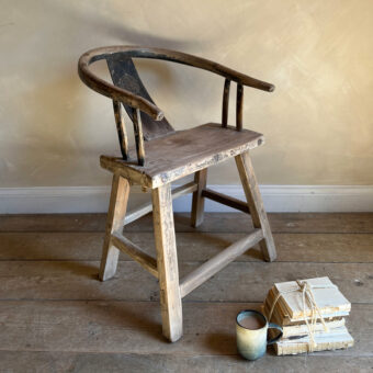Antique horseshoe chair | Chun