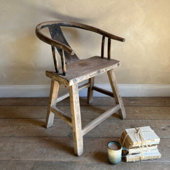 Antique horseshoe chair | Chun