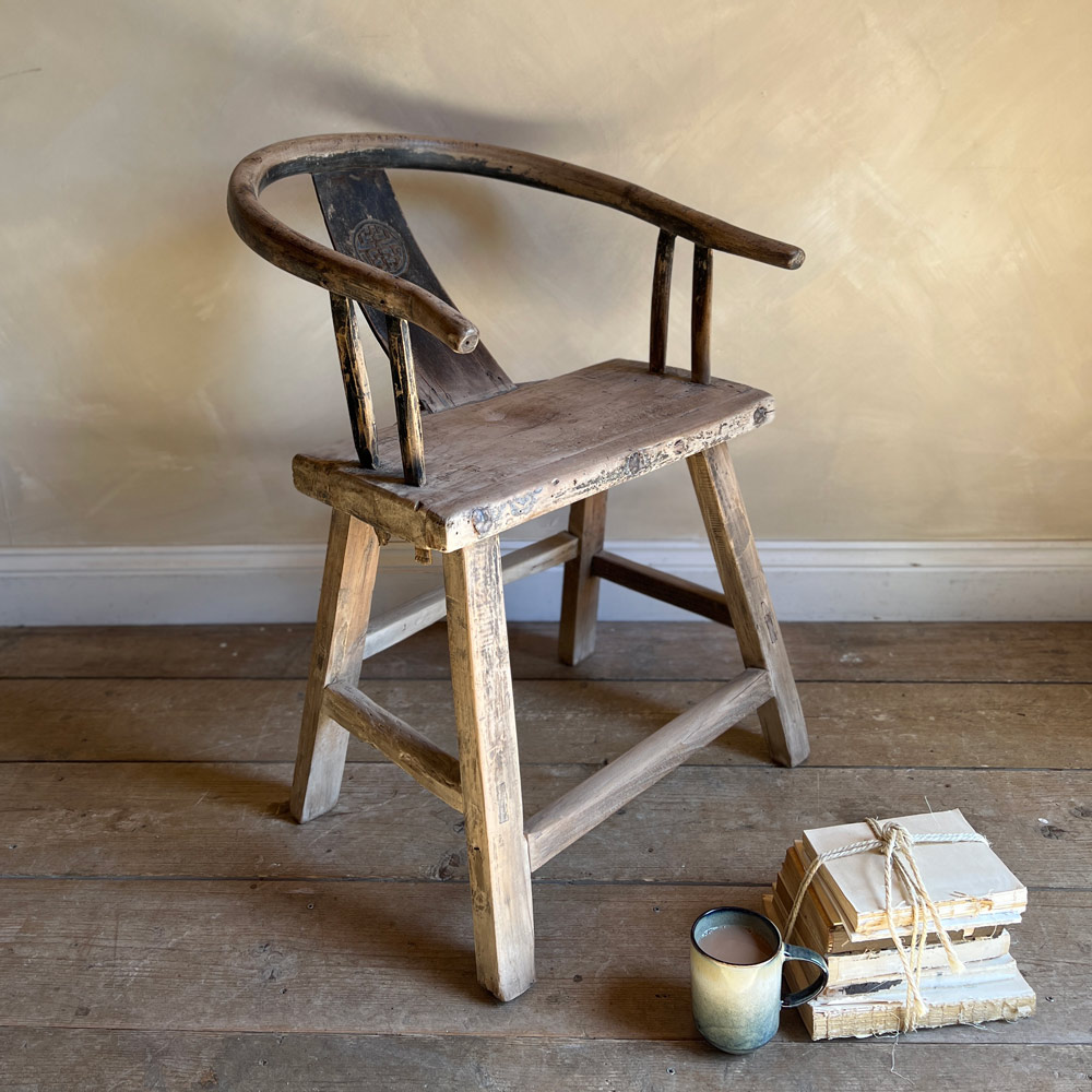 Antique horseshoe chair | Chun