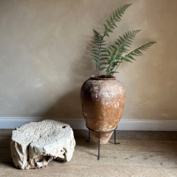 Antique mediterranean urn | GuilaAntique mediterranean urn | Guila