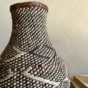 Natural woven palm vase | Jabari