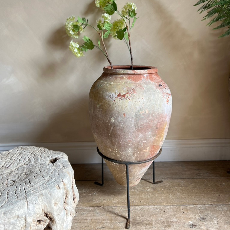 Antique mediterranean urn | Vioala