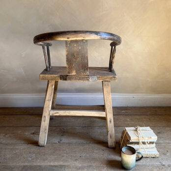 Antique horseshoe chair | Chun