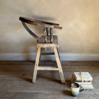 Antique horseshoe chair | Chun