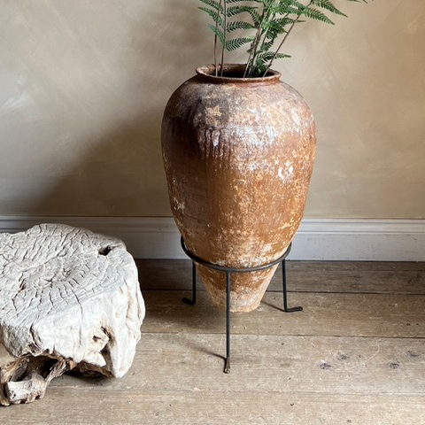 Antique mediterranean urn | Guila