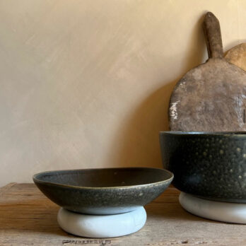 White marble circles trivet