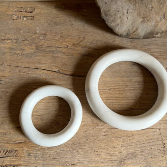 White marble circles trivet