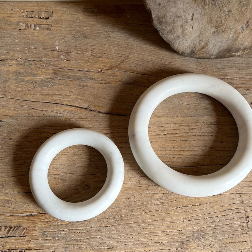 White marble circles trivet