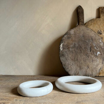 White marble circles trivet