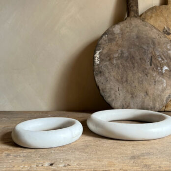 White marble circles trivet