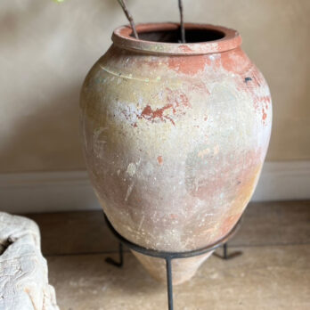 Antique mediterranean urn | Vioala
