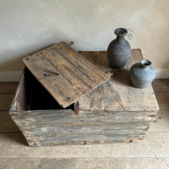Antique merchant's trunk | Lucas