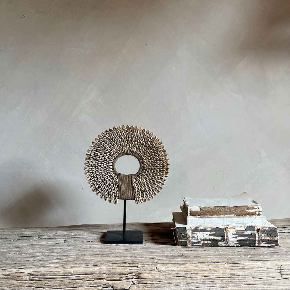 Beaded shell circle on stand S
