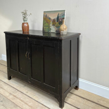 Antique black sideboard Trayi