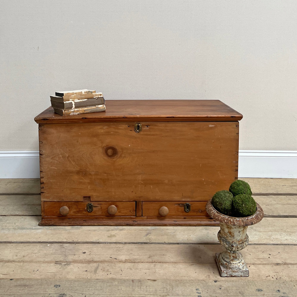 Vintage blanket box with drawers