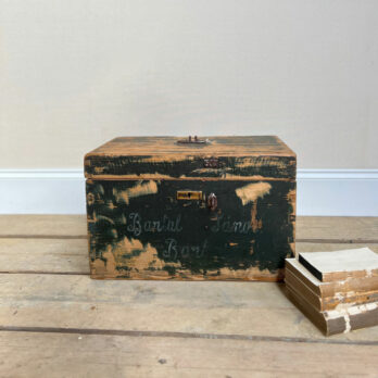Hungarian vintage green trunk | Amaia