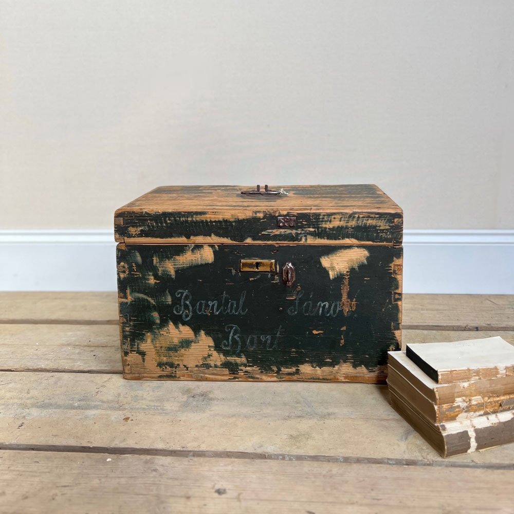 Hungarian vintage green trunk | Amaia