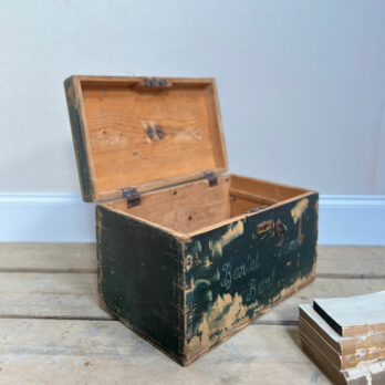 Hungarian vintage green trunk | Amaia
