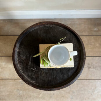Small antique side table | Haiba