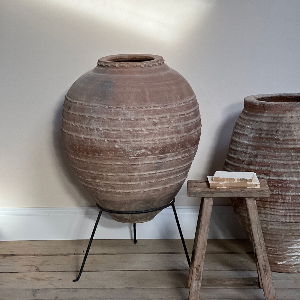 Very large vintage urn on stand | Mia