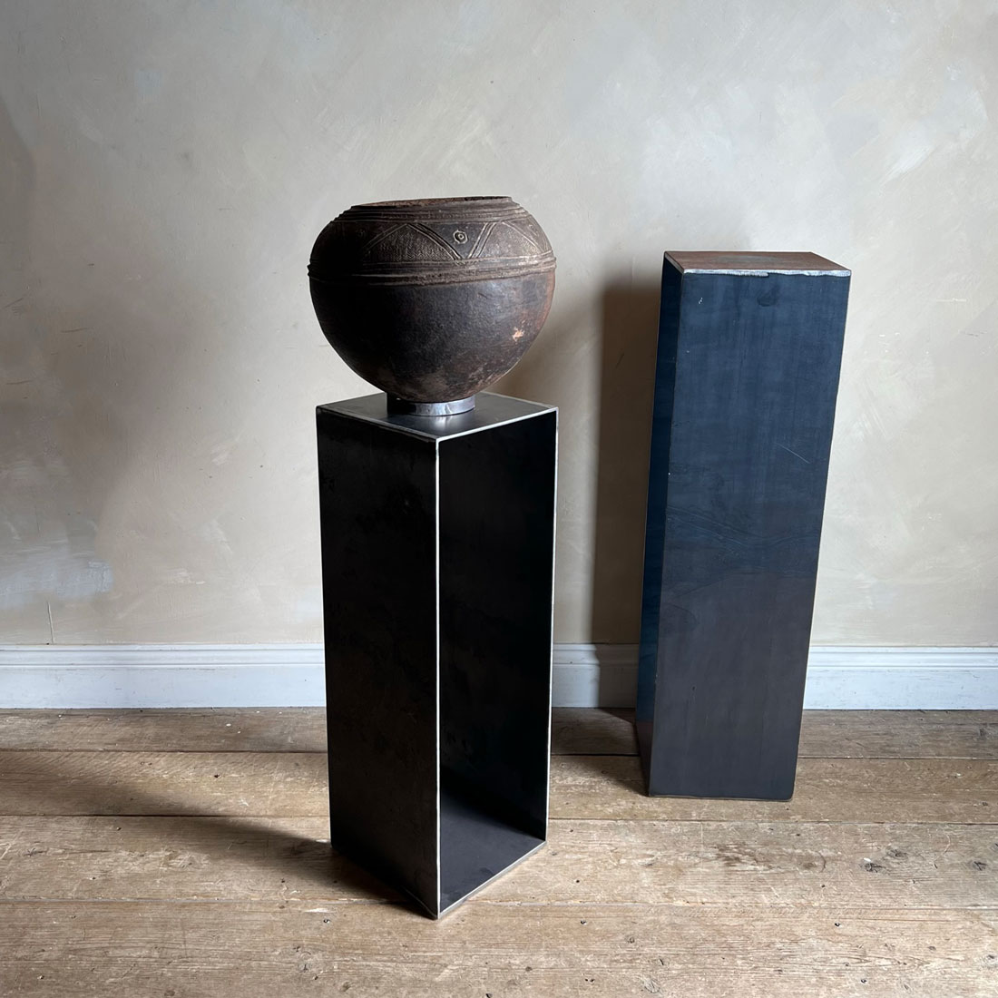 Steel Urn Pillar | Medium