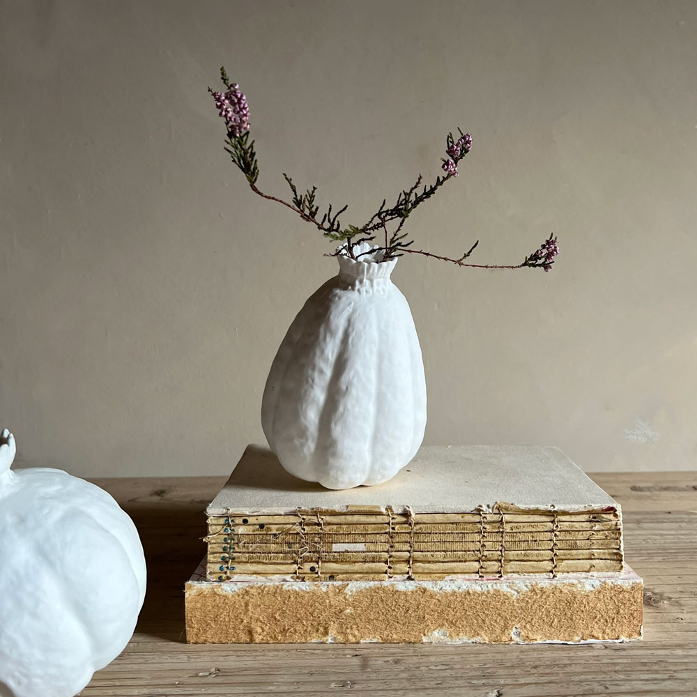 Porcelain poppy seed head 12cm