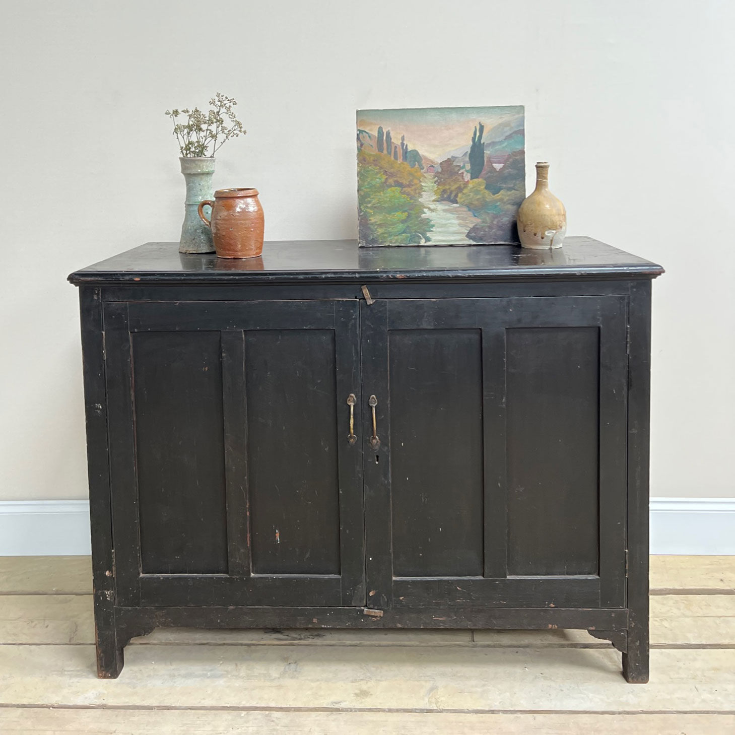 Antique black sideboard Trayi