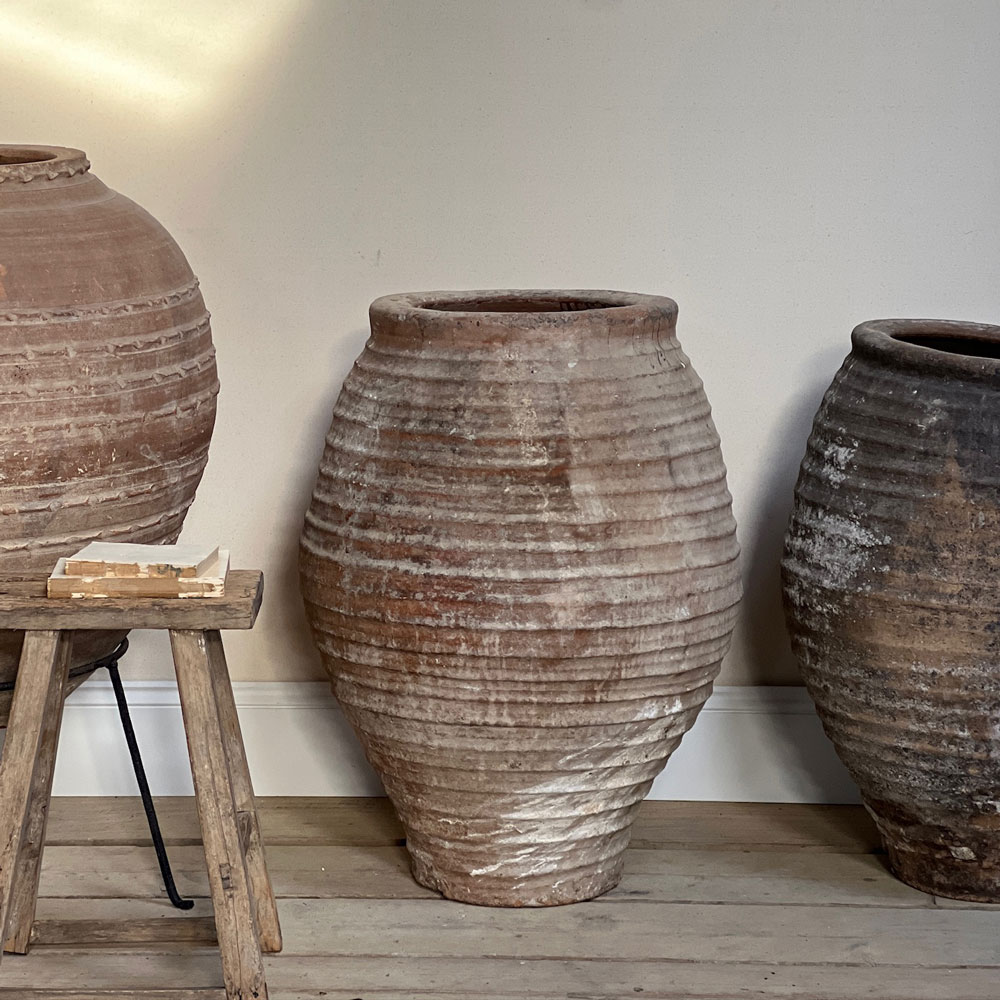 Large Antique spanish ribbed urn | Valeria